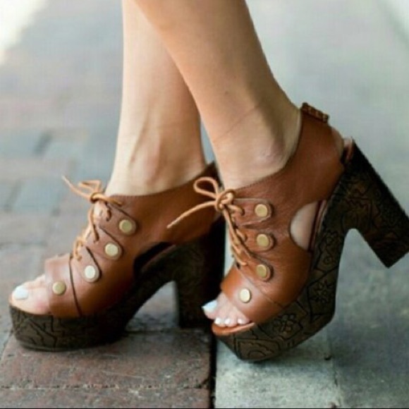 Free People Farrah Whiskey Wooden Etched Eyelet Leather Clogs 38 - Picture 2 of 13